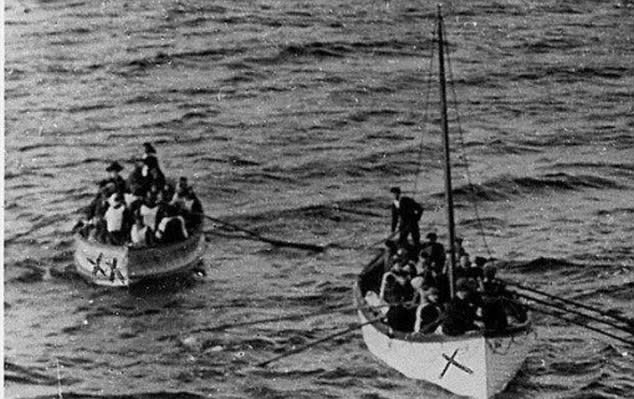 Los supervivientes del Titanic viajaron a la deriva por el océano Atlántico antes de ser rescatados por el Carpathia.