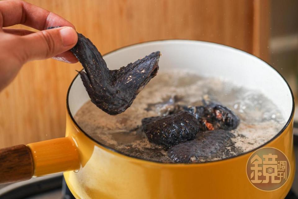 先將烏骨雞放入滾水中汆燙，洗去血沫備用。