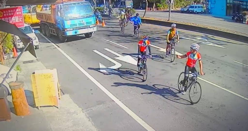 從民眾提供的影片可以看到，有2、30部的腳踏車行經彰化市金馬路與彰草路口時，先是停在紅綠燈下後，在領隊的帶領下，集體紅燈右轉。（圖／民眾提供）