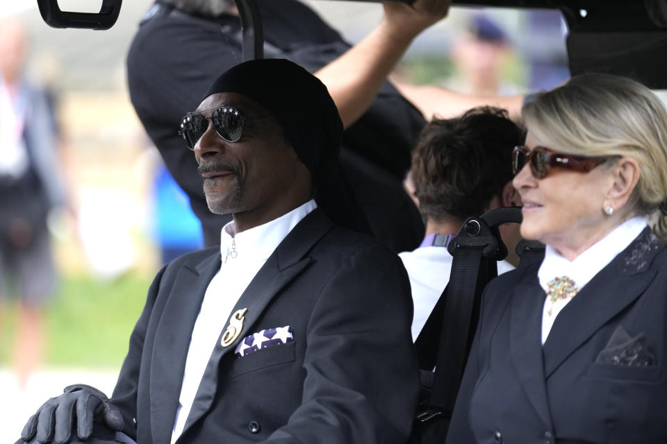 Snoop Dogg y Martha Stewart en la final del Gran Premio del equipo de doma, en los Juegos Olímpicos de Verano de 2024, el sábado 3 de agosto de 2024, en Versalles, Francia. (Foto AP/Mosa'ab Elshamy)