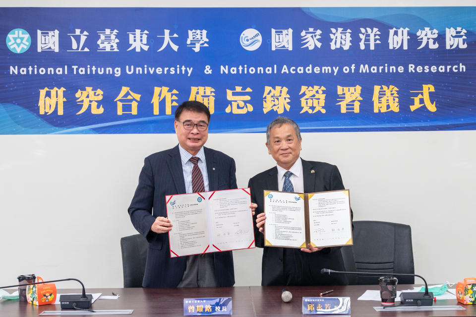 國立臺東大學校長曾耀銘(左)與國家海洋研究院長邱永芳(右)簽署合作備忘錄。