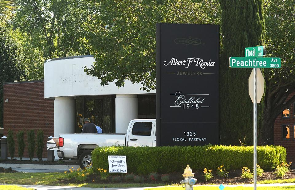 Kingoff's Jewelers will soon move into the former Rhodes Jewelers building on Floral Drive in Wilmington. [KEN BLEVINS/STARNEWS]