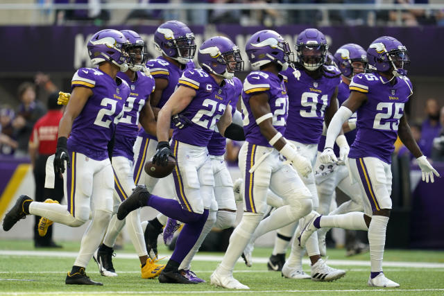 Minnesota Vikings tight end T.J. Hockenson (87) stands on the field during  an NFL football team practice in Eagan, Minn., Wednesday, May 3, 2023. (AP  Photo/Abbie Parr Stock Photo - Alamy