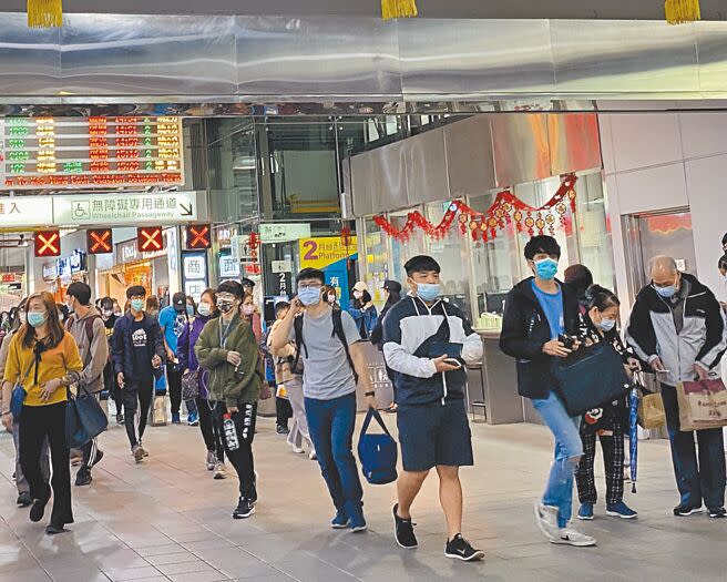 民眾戴口罩、勤洗手，今年春節全桃園市急診就醫和住院人數都比去年同期少3成。（蔡依珍攝）