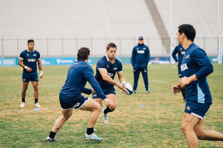 Santiago Cordero, a punto de pasar la pelota en el captain's run en el estadio de Maldonado; el fullback es uno de los siete jugadores que se repetirán del sábado anterior, el del 33-25 sobre Francia en Vélez, a éste.