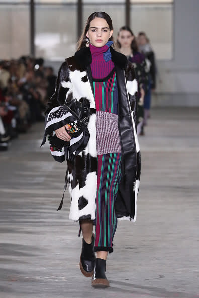 <p>El <em>animal print</em> no se limita a leopardos y pitones. Los creadores de 3.1 Phillip Lim lo saben y se dieron a la tarea de crear un abrigo estampado en vaca. Combinarlo con un <em>outfit </em>de tonos vivos como el fucsia y el verde convirtió a su propuesta en una de las más osadas. <em>Foto: JP Yim/Getty Images for New York Fashion Week: The Shows </em> </p>