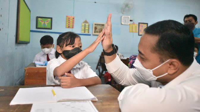Wali kota Surabaya Eri Cahyadi saat meninjau PTM penuh di sekolah Surabaya. (Dian Kurniawan/Liputan6.com)