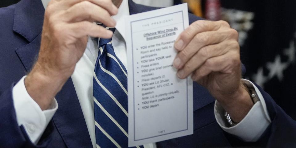 A close-up of the cue card held by Joe Biden at a meeting with wind energy leaders in the White House on June 23, 2022