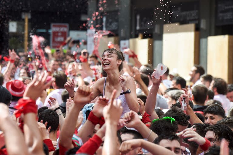 Risas y jolgorio durante la ceremonia de apertura del "Chupinazo" (cohete de salida) para marcar el inicio de las Fiestas de San Fermín