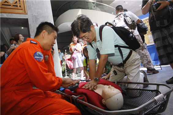 空軍救護隊特展設有救援體驗區，民眾透過隊員一對一教學，學習正確的CPR方式。