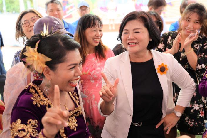 ▲「雲林縣113年新住民聯歡活動-異同團圓慶中秋」，張縣長與新住民姊妹跳舞同歡。(記者劉春生攝)