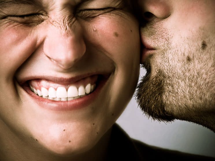 Los practicantes del Laughter Yoga juran que la combinación de la respiración yogui, las técnicas de estiramiento y la risa forzada les ayuda a lidiar mejor con el estrés de la vida. (Foto: Getty)