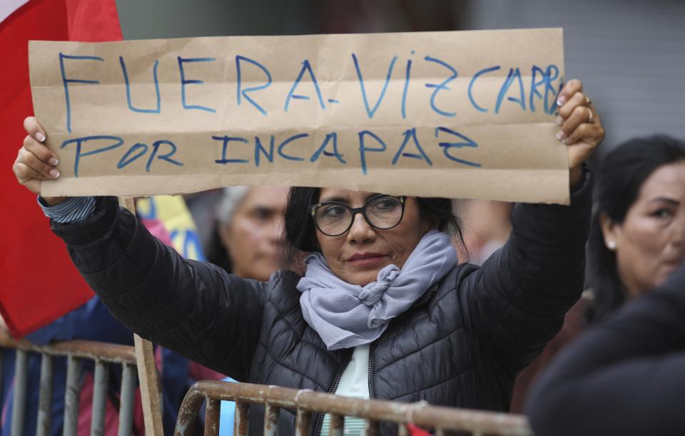 Una mujer sostiene un cartel durante una protesta afuera del Congreso, en Lima, Perú, el lunes 30 de septiembre de 2019. (AP Foto / Martín Mejía)