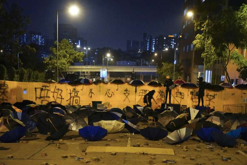 「反送中」抗爭者在香港浸會大學設置路障。（美聯社）