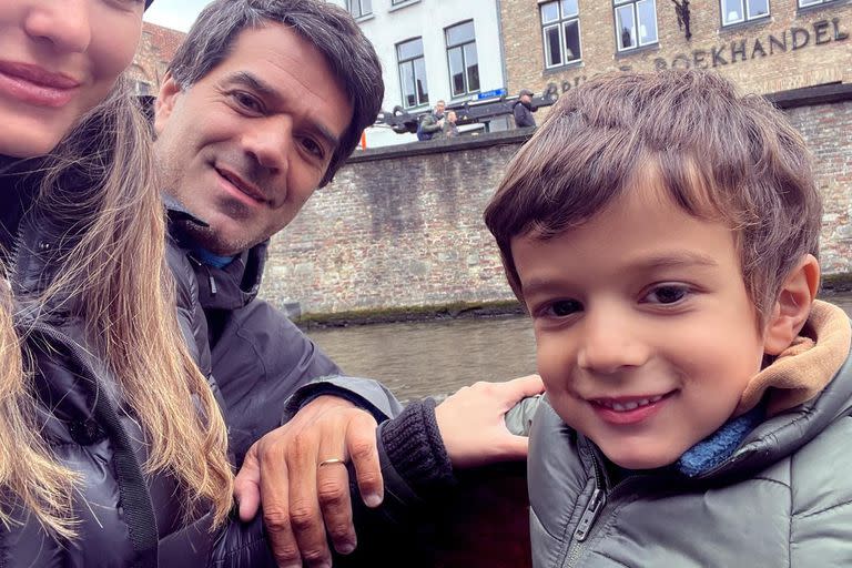 Cristian Cúneo Libarona y Luli Fernández con su hijo Indalecio