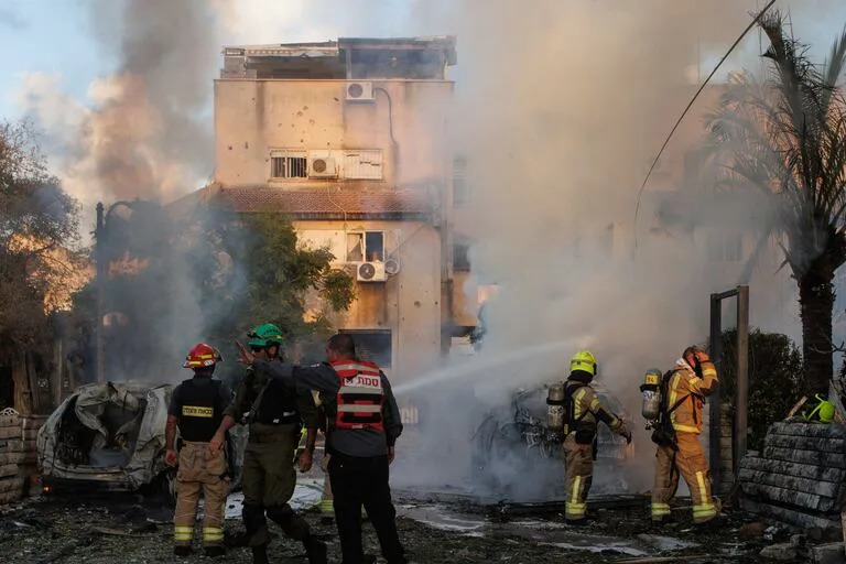 Bomberos israelíes extinguen fuego en la escena de un ataque con cohetes desde El Líbano, en Kiryat Bialik, en el norte de Israel, el 22 de septiembre de 2024.