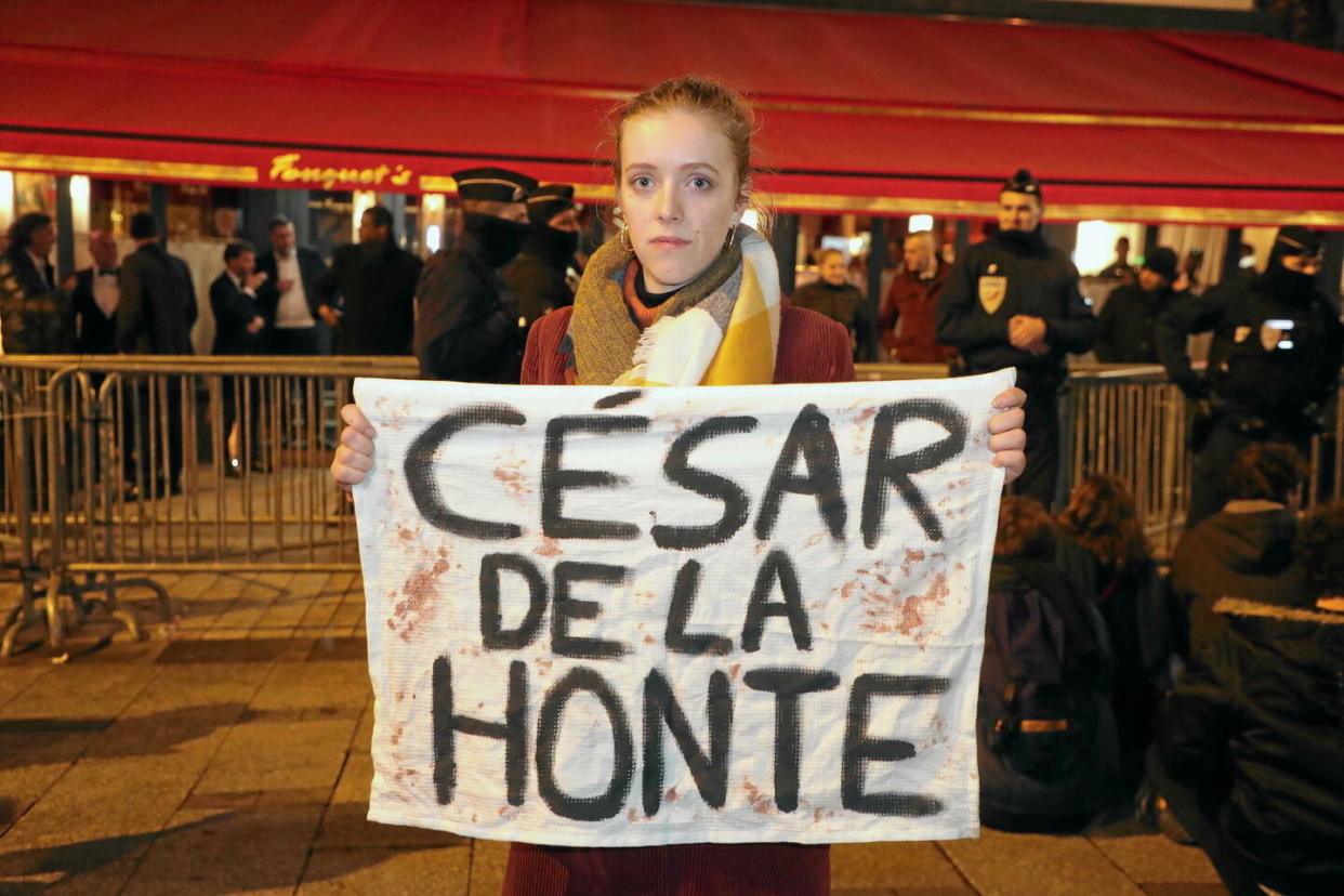 Des femmes manifestent près du Fouquet's après la cérémonie des César, le 28 février 2020 à Paris.   - Credit:JP Pariente/Sipa