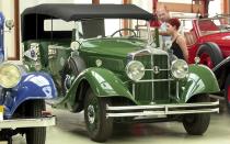 <p>Wer im Deutschland der 1930er-Jahre ein Hochklasseauto haben wollte, kam um Horch nicht herum. Mit Kriegsbeginn mussten jedoch alle zivilen Fahrzeughersteller die Produktion einstellen, wozu auch Horch gehörte. Nach dem Krieg wurde das Unternehmen in der sowjetischen Besatzungszone verstaatlicht und Horch war von der Bildfläche verschwunden. (Foto: ddp) </p>