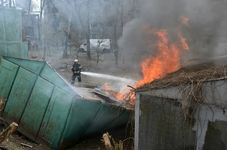 Un equipo de bomberos trabaja para apagar un incendio que estalló después de que un misil cayera en el centro de Járkov, en Ucrania, el 7 de abril de 2024 (Sergey Bobok)