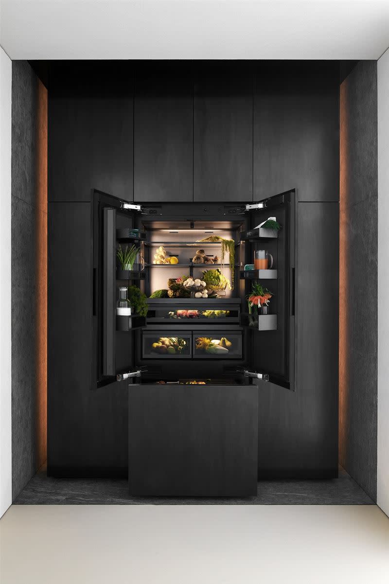 Gaggenau首款新世代冰箱 – RVY497190三門法式冰箱，揉合美學和性能，更打造細膩的互動設計，將冰箱推升至全新境界。（圖／品牌業者提供）