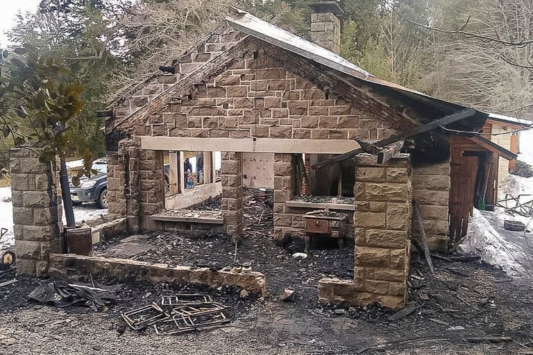 Cabaña Los Radales incendiada en Villa Mascardi.