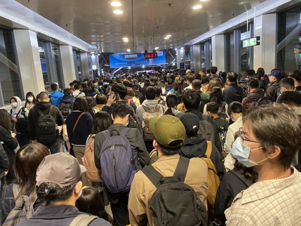 雙鐵南下及北上列車接連停駛，高鐵與台鐵都有很多搭車返鄉旅客都塞在車站。   圖：翻攝陳以信臉書