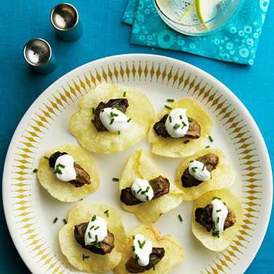 <div class="caption-credit"> Photo by: Iain Bagwell</div><div class="caption-title">Smoked Oysters on the Half "Shell"</div><b>Smoked Oysters on the Half "Shell"</b> <br> Lay about 25 large salted potato chips on a serving plate. Top each with a smoked oyster, cut in half if large, from 2 cans (3 oz. each); about 1/4 tsp. sour cream; and a sprinkle of chopped chives.