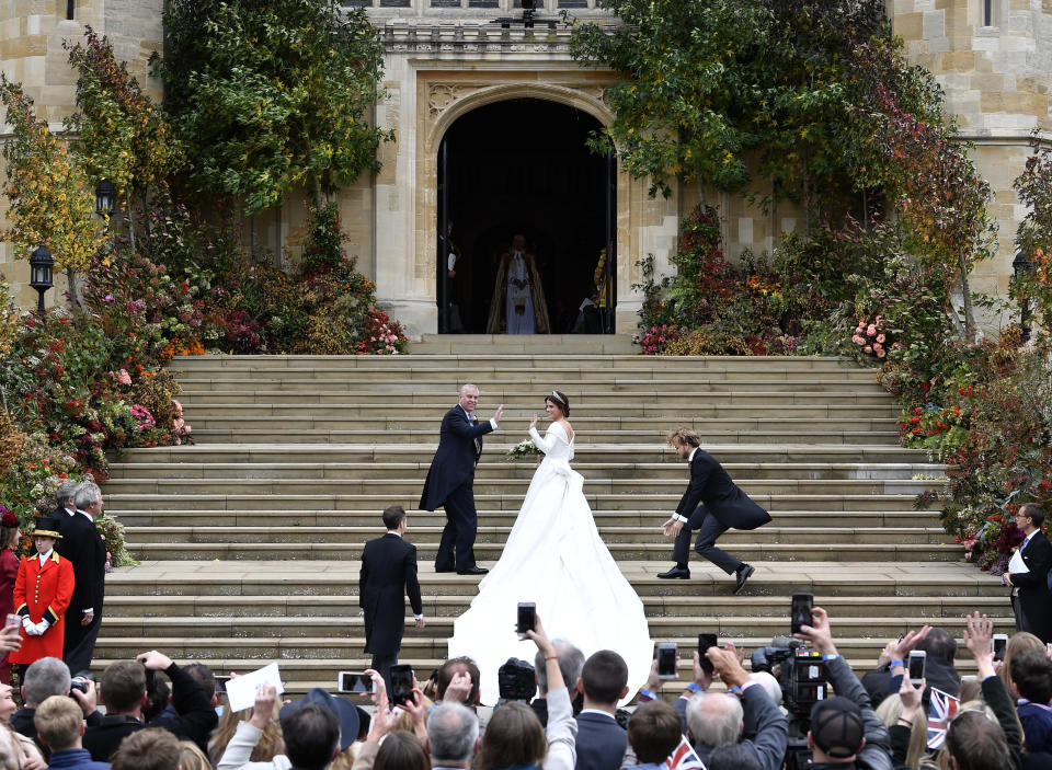 La princesa Eugenia de York, acompañada por su padre, el príncipe Andrés, llega a la ceremonia de su boda en la Capilla de San Jorge, en el Castillo de Windsor, el viernes 12 de octubre del 2018 cerca de Londres, Inglaterra. (Toby Melville, Pool via AP)