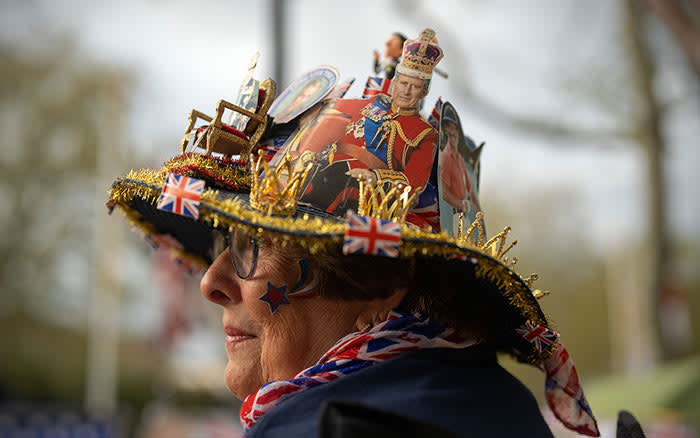 Mujer con un original tocado en honor a Carlos III 