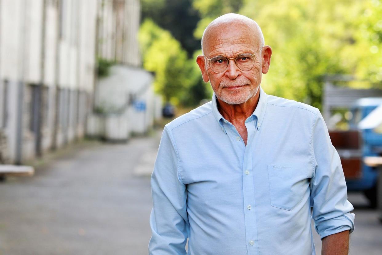 Der langjährige Marathon-Läufer und passionierte Tischtennis-Spieler Günter Wallraff hat sich gut gehalten. RTL ehrt ihn zu seinem 80. Geburtstag. (Bild: RTL / Kadir Ilboga)