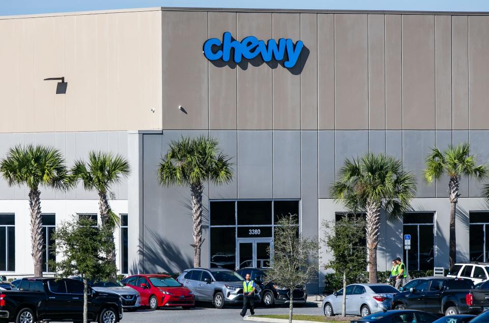 Chewy employees arrive for work Thursday morning in January 2022.
