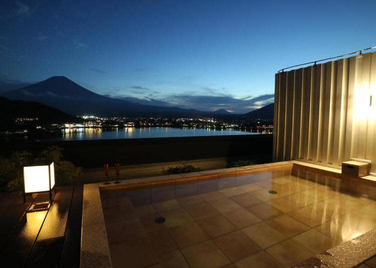 An amazing view of Mt. Fuji from the open-air bath (Photo: Booking.com)