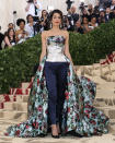 <p>Dass sie nichts von der Norm hält, bewies Amal Clooney bei der Met Gala 2018. Mit einer Kombination aus schwarzer Hose und Blütenrobe setzte sie auf dem roten Teppich ganz neue Maßstäbe. (Bild: Getty Images) </p>