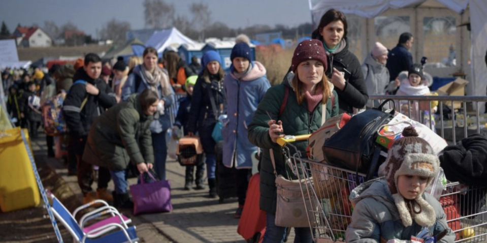 Ukrainische Flüchtlinge passieren die Grenze mit Polen im März 2022. - Copyright: Louisa Gouliamaki/AFP via Getty Images