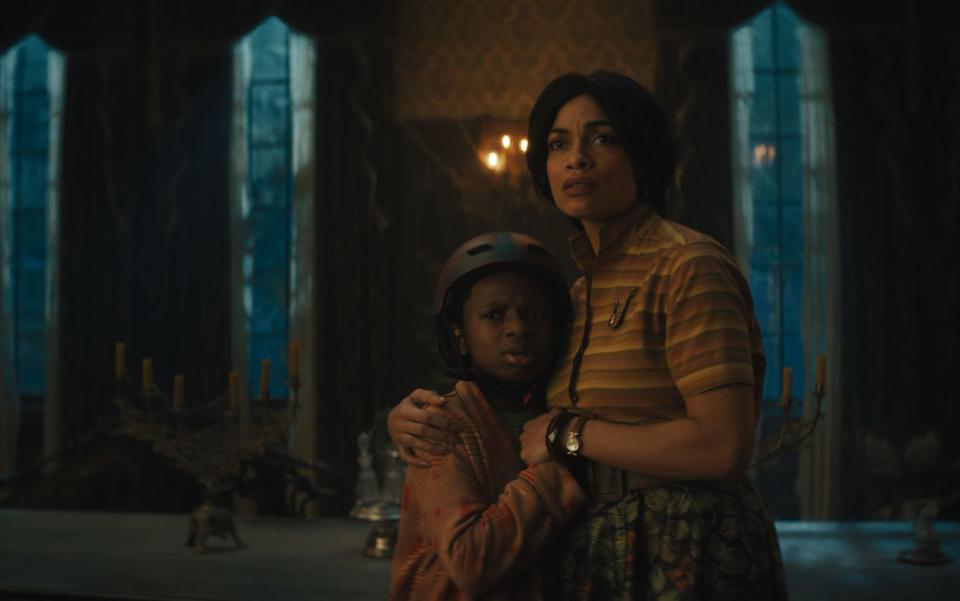 Die alleinerziehende Gabbie (Rosario Dawson) zieht mit ihrem Sohn (Chase W. Dillon) in ein alts Haus in New Orleans. In "Geistervilla" stellen sie aber schon bald fest, dass sie dort nicht alleine sind. (Bild: 2023 Disney Enterprises)