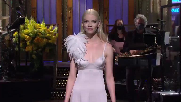 Anya Taylor-Joy hablando español en su debut como presentadora en Saturday Night Live