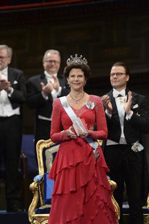 Sweden's Queen Silvia and Prince Daniel (R) applaud during the Nobel Prize awards ceremony in Stockholm December 10, 2013. REUTERS/Fredrik Sandberg