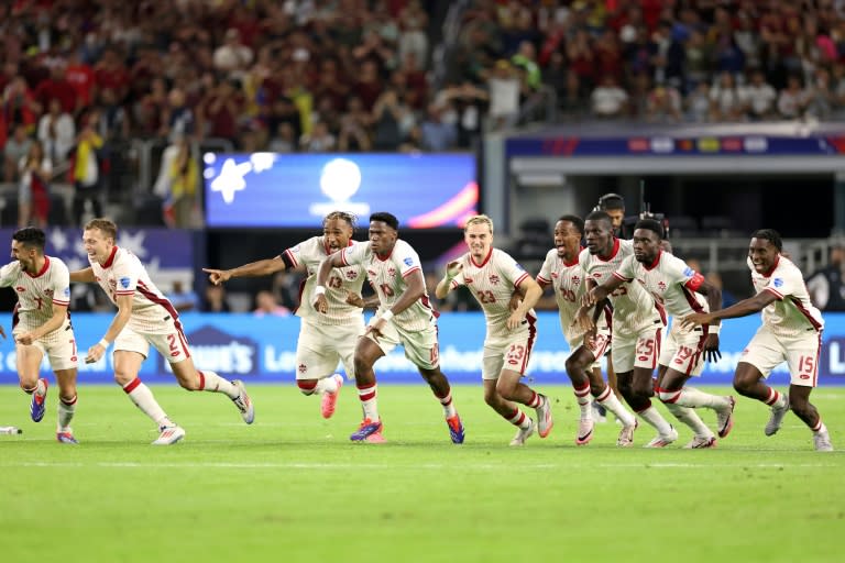 Los jugadores de Canadá celebran su victoria sobre Venezuela el 5 de julio de 2024 por los cuartos de final de la Copa América en Arlington, Texas (CHARLY TRIBALLEAU)