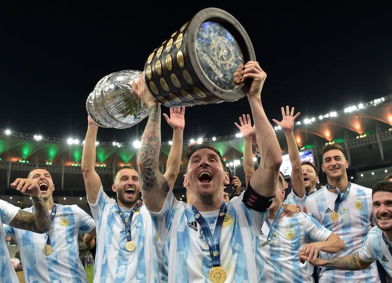 Lionel Messi sostiene el trofeo mientras celebra con sus compañeros después de ganar la Copa América 2021