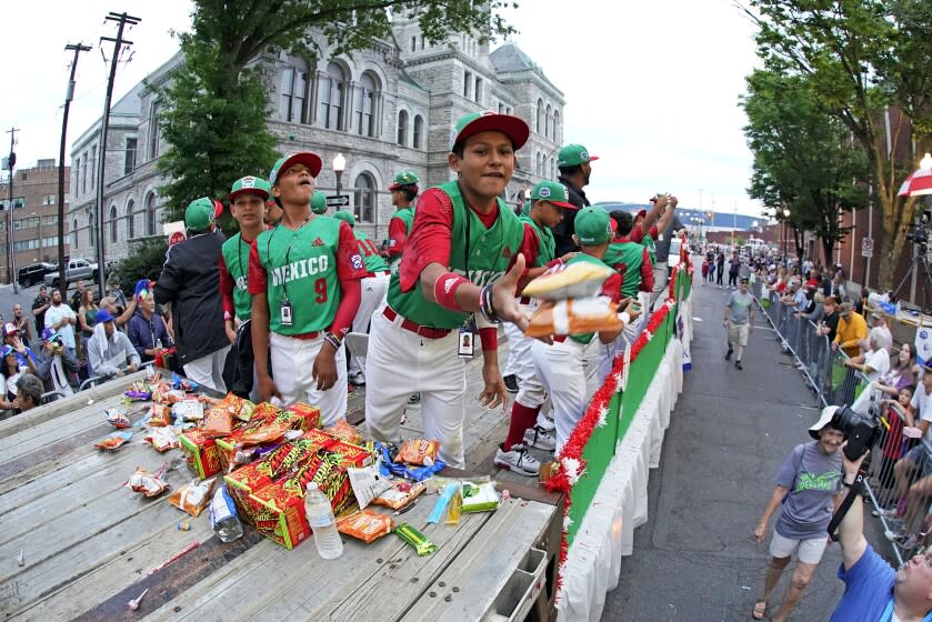 El equipo mexicano de Matamoros desfila en el centro de Williamsport, Pennsylvania, el lunes 15 de agosto de 2022, antes de su participación en la Serie Mundial de Pequeñas Ligas (AP Foto/Gene J. Puskar)