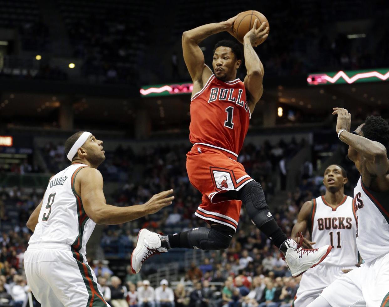 Chicago Bulls&#39; Derrick Rose looks to pass in traffic during the first half of an NBA basketball game against the Milwaukee Bucks Wednesday, Nov. 5, 2014, in Milwaukee. (AP Photo/Morry Gash)