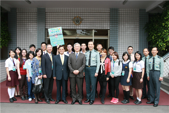 國防部副部長夏立言（左7）14日接受中國青年救國團「青年期刊」專訪後，與學生代表合影留念。（軍聞社記者林敬傑攝）