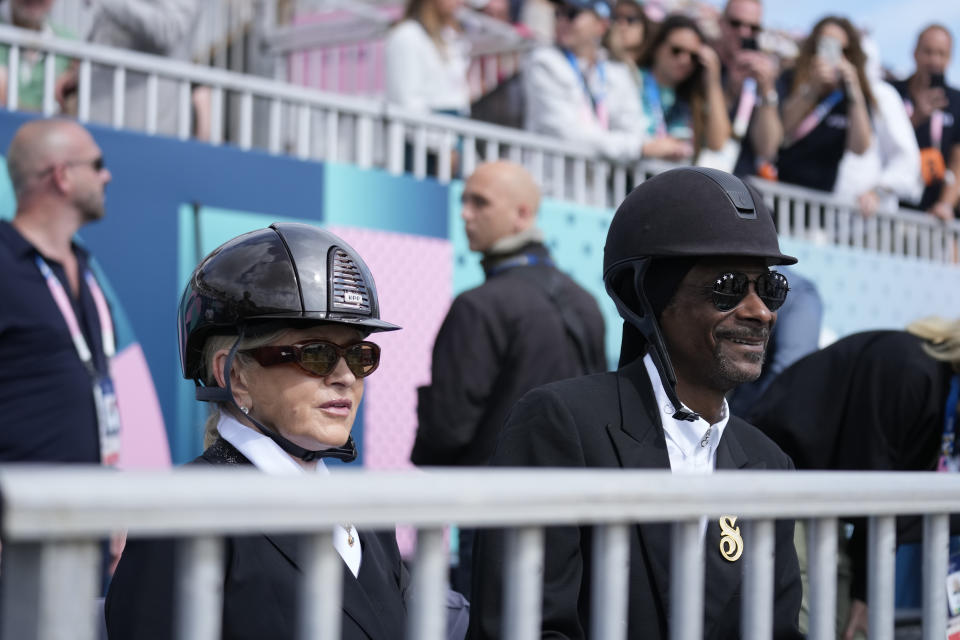 Snoop Dogg y Martha Stewart observan la final del Gran Premio del equipo de doma, en los Juegos Olímpicos de Verano de 2024, el sábado 3 de agosto de 2024, en Versalles, Francia. (Foto AP/Mosa'ab Elshamy)