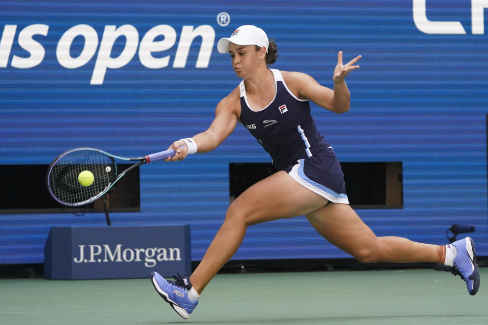 Ashleigh Barty devuelve ante Clara Tauson durante la segunda ronda del Abierto de Estados Unidos, el jueves 2 de septiembre de 2021, en Nueva York. (AP Foto/Elise Amendola)