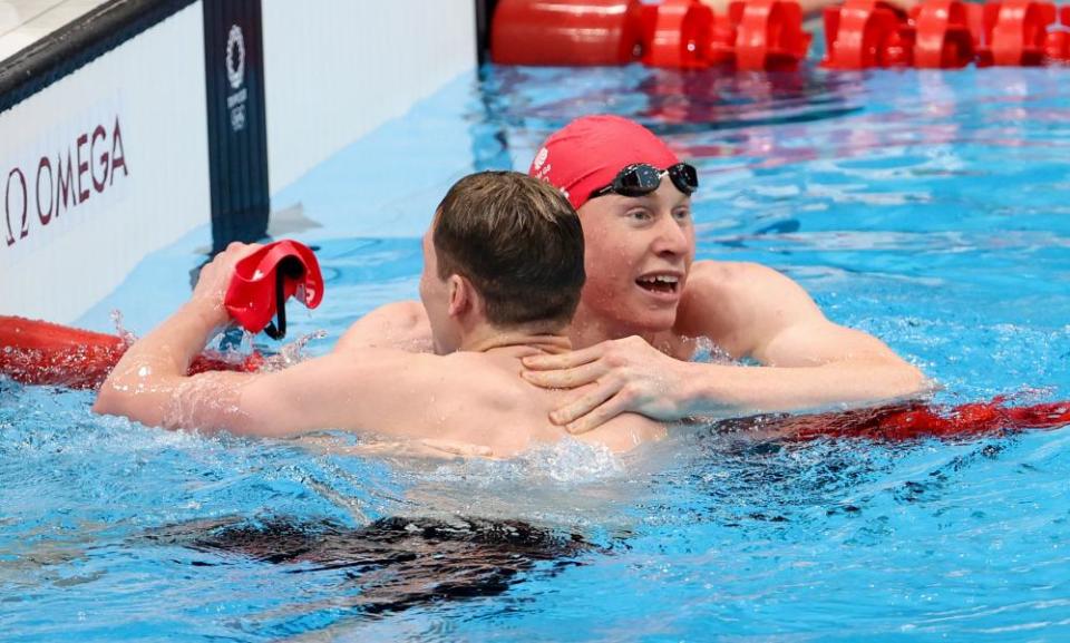 Tom Dean with silver medallist Duncan Scott.