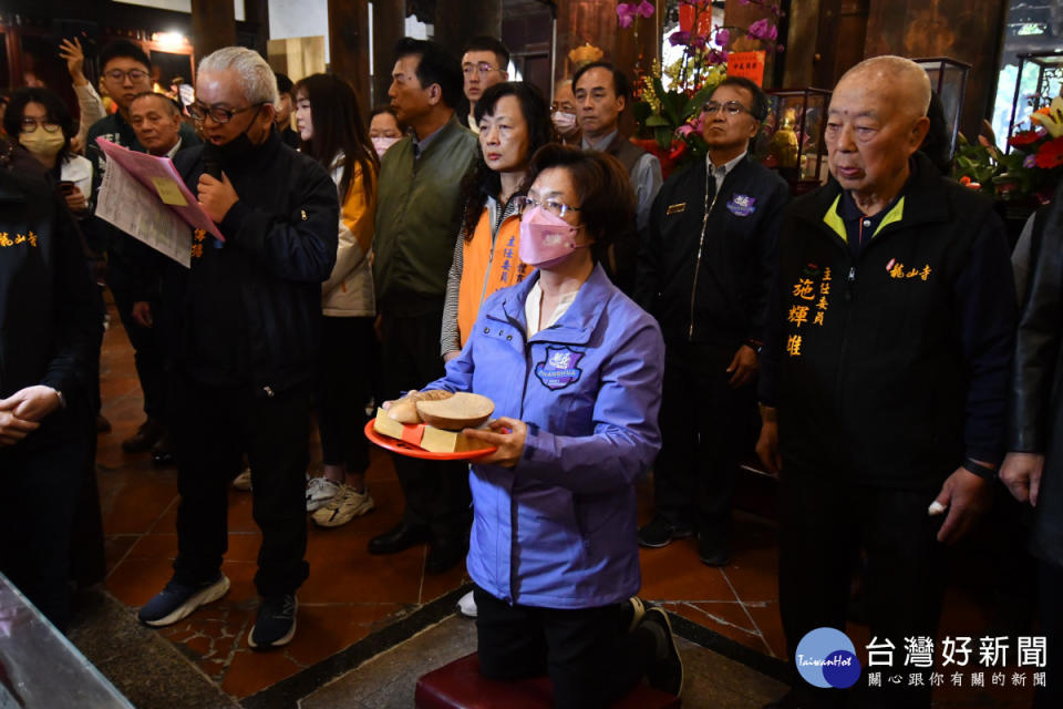 2024鹿港慶端陽系列活動－龍王祭，由彰化縣長王惠美向觀世音菩薩及龍王尊神擲筊請示，擇定5/12為龍舟下水日。圖／記者鄧富珍攝