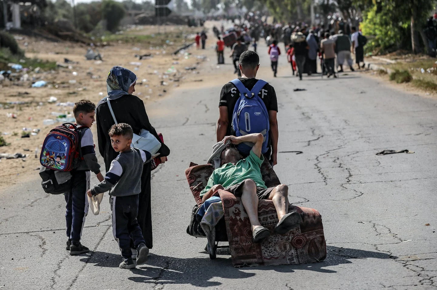 Palestinians fleeing the northern part of the Gaza Strip on Nov. 10, 2023. <a href="https://www.gettyimages.com/detail/news-photo/palestinians-leave-from-the-northern-part-of-the-gaza-to-news-photo/1775101923?adppopup=true" rel="nofollow noopener" target="_blank" data-ylk="slk:Belal Khaled/Anadolu via Getty Images;elm:context_link;itc:0" class="link rapid-noclick-resp">Belal Khaled/Anadolu via Getty Images</a>