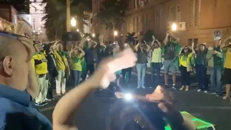 Caiu nas redes sociais um v&#xed;deo em que bolsonaristas usam luzes de celular voltadas aos c&#xe9;us para pedir ajuda para ETs ap&#xf3;s derrota de Bolsonaro nas urnas. (Foto: Reprodu&#xe7;&#xe3;o/Twitter)