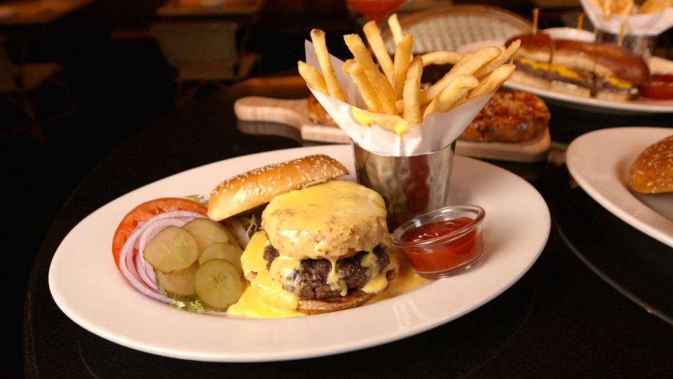 Best Glamburger: Macaroni and Cheese Burger