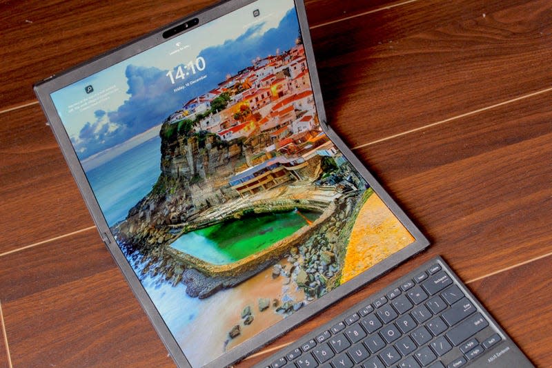 Asus ZenBook 17 Fold OLED